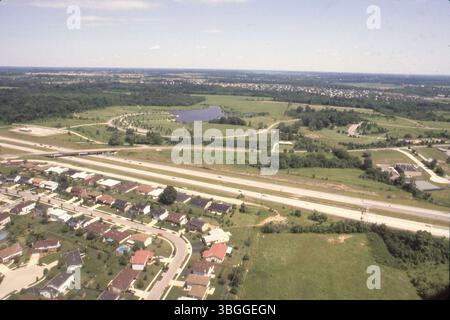Questa vista aerea dal luglio 1981 mostra la Schrock Road passando sopra la i-270 con il lago Schrock visibile a nord. Il quadrante inferiore sinistro dell'immagine presenta Glouchester Avenue, Atterbury Avenue e Walbridge Street, mentre Oak Creek Drive è visibile sulla destra. Foto Stock