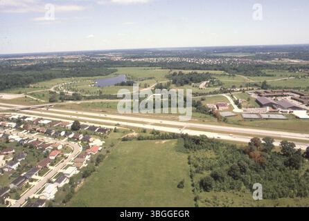 Questa vista aerea dal luglio 1981 mostra la Schrock Road passando sopra la i-270, con il lago Schrock a nord. Glouchester Avenue, Atterbury Avenue e Walbridge Street sono visibili in basso a sinistra, mentre Oak Creek Drive si trova a destra del centro dell'immagine. Foto Stock