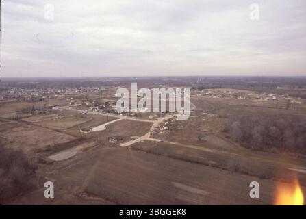 Vista aerea dal febbraio 1981 che mostra l'area di sviluppo di Smoky Ridge Estates. Seabright Drive, insieme alle prime case della suddivisione Squirrel Hill, può essere visto in primo piano. L'immagine include anche Hamrock Drive e Banwick Court. Foto Stock