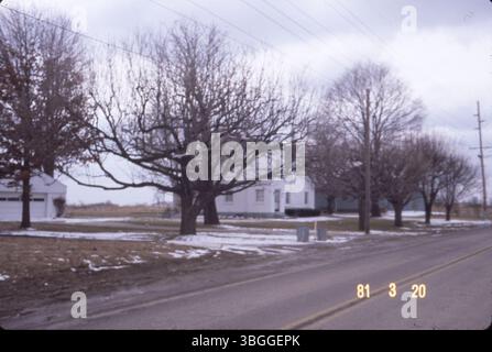 Guarda verso sud-est su Worthington Galena Road vicino al suo incrocio con Discovery Road, comprese le case residenziali al 7748 di Worthington Galena Road e al 7732 di Worthington Galena Road. La fotografia è datata 20 marzo 1981 e mostra parte del quartiere lungo questa strada. Foto Stock