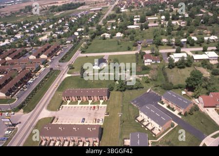 Una veduta aerea della suddivisione di Perry Heights a Columbus, che mostra l'intersezione tra Marshlyn Court e Reed Road. Lo sviluppo della Northcrest Townhouse su Willoway Circle si trova a ovest di Reed Road. Tale parere è stato preso nel maggio 1981. Foto Stock