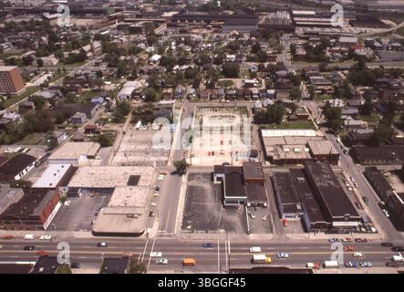 Vista aerea del Villaggio Italiano di Columbus, scattata nel maggio 1981. North High Street corre lungo il fondo della fotografia, con East Hubbard Street che corre in mezzo. La chiesa cattolica del Sacro cuore è visibile in Hamlet Street, insieme ad altre strade come Prescott, Hull, Warren e Kerr. Foto Stock