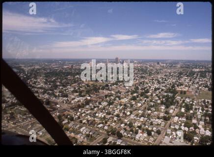 Questa fotografia aerea cattura il lato sud di Columbus, guardando a nord-ovest verso il centro città. La South High School è visibile sul lato destro. La fotografia è stata presa dalla chiesa del faro Gospel, situata all'incrocio tra la S 17th Street e Frebis Ave. Foto Stock