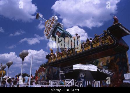 Questa immagine mostra il giro di divertimento di Nacht del 1001 alla fiera dello stato dell'Ohio. La corsa è una caratteristica popolare nella zona Midway della fiera. Foto Stock