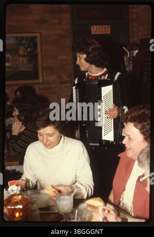 Un suonatore di fisarmonica intrattiene i pasti presso lo Schmidt's Sausage Haus, un ristorante tedesco a Columbus, Ohio. Schmidt's, aperto nel 1967, è conosciuto per la sua cucina tradizionale tedesca e si trova nel cuore del villaggio tedesco. Foto Stock