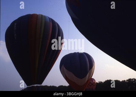 Il Columbus Hot Air Balloon Festival del 1986 ha ospitato circa 85 pallonisti al Bolton Field. Nonostante il maltempo, il cibo, l'intrattenimento e una grande fiera dell'arte e dell'artigianato. Foto Stock