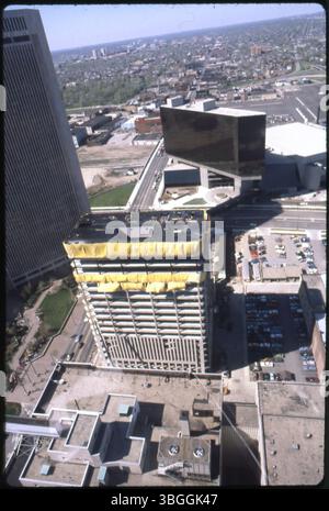 Una vista aerea della costruzione dell'edificio per uffici Two Nationwide Plaza nel 1981, situato all'angolo nord-est tra North High Street e Chestnut Street a Columbus. L'edificio di 18 piani è stato completato e dedicato il 2 dicembre 1981. Nell'immagine si possono vedere anche l'hotel Hyatt Regency e One Nationwide Plaza. Foto Stock