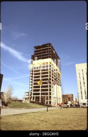 Una vista aerea dal 1981 mostra la costruzione del Two Nationwide Plaza all'angolo nord-est tra North High Street e Chestnut Street. L'edificio per uffici a 18 piani è stato dedicato il 2 dicembre 1981. Foto Stock