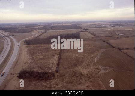 Nel febbraio 1981, questa fotografia aerea mostra l'intersezione tra la i-270 e Georgesville Road, con i campi agricoli a sud. Una proposta di rizonizzazione per le terre vicine cambierebbe la sua zonizzazione in produzione. Foto Stock