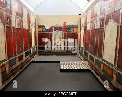 Pittura murale dalla Villa della Farnesina - affreschi romani decorazioni murali del Triclinio C, Villa Farnesina, Roma. I secolo d.C., presso il Museo Nazionale Romano, Palazzo massimo: Interno di una camera da letto , stanza, casa romana con parete dipinta Foto Stock