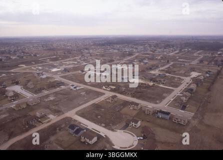 Nel febbraio 1981, una vista aerea mostra lo sviluppo di Smoky Ridge Estates, con strade come Seabright Drive e Smoky View Boulevard. La foto include le case a Southwold Court e le strade circostanti durante lo sviluppo. L'area è stata rizonata per uso residenziale suburbano, con particolare attenzione alla costruzione di nuove case e all'espansione del quartiere. Foto Stock