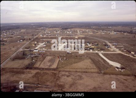 Una vista aerea dell'area di sviluppo di Smoky Ridge Estates effettuata nel febbraio 1981, che mostra Hamrock Drive tra Smoky Row Road e Seabright Drive. Le prime case della suddivisione Squirrel Hill, tra cui Gantry Court e Renford Court, sono visibili. Lo sviluppo includeva la rizonizzazione per uso residenziale suburbano. Foto Stock