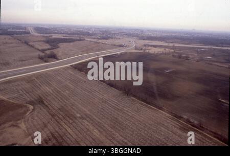 Vista aerea da febbraio 1981 di Georgesville Road vicino all'Interstate 270 a Columbus, Ohio. La fotografia mostra i campi agricoli circostanti e le infrastrutture stradali vicino all'area di rizonizzazione pianificata per l'uso futuro della produzione. Foto Stock