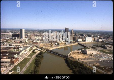 Una vista aerea che guarda a est sul fiume Scioto e sul centro di Columbus. Il Franklin County Veterans Memorial è visibile nell'angolo inferiore destro. Diversi edifici, tra cui il tribunale Joseph P. Kinneary, il municipio di Columbus e il penitenziario dell'Ohio, sono visibili lungo il lato est del fiume. Foto Stock