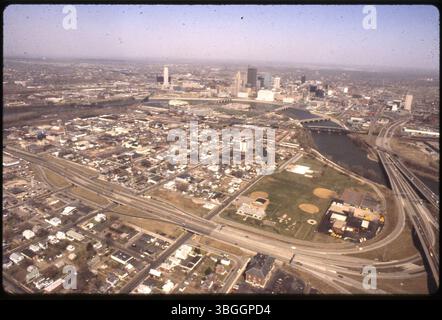 Una vista aerea che guarda a nord-est di Franklinton e del centro di Columbus. L'Interstate 70 corre sulla destra, con l'Interstate 315 che attraversa la metà inferiore. Il fiume Scioto curva attraverso l'immagine. Foto Stock