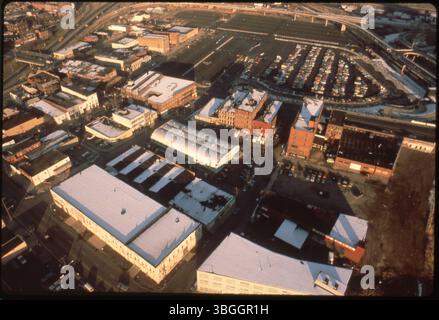 Una vista aerea del 1980 che mostra la parte settentrionale del centro di Columbus. Il parcheggio dell'Ohio Center, che in seguito sarebbe diventato il Greater Columbus Convention Center, è visibile in alto a destra. L'edificio in stile capanna Quonset che ospitava il mercato del Nord è visto nel centro. Foto Stock