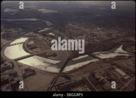 Una vista aerea dal 1981, guardando a sud-ovest su Franklinton, separata dal centro di Columbus dal fiume Scioto. Tra gli edifici degni di nota vi sono la Central High School, la Franklin County Veterans Memorial Hall, il Columbus City Hall, la Central Police Station e il Federal Building. Foto Stock