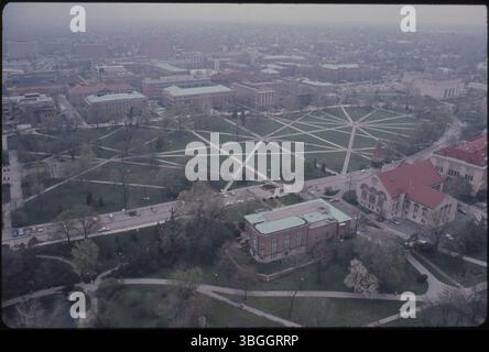 Vista aerea dell'ovale presso l'Ohio State University, guardando verso nord-est. University Hall, in fase di demolizione, e vari edifici del campus come Derby Hall, Hopkins Hall e Hayes Hall sono visibili. Foto Stock