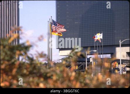 Una vista che guarda a nord verso l'hotel Hyatt Regency Columbus nel 1980. Le bandiere che rappresentano gli Stati Uniti, lo stato dell'Ohio, la città di Columbus e l'Ohio Center si vedono sventolare al vento. Foto Stock
