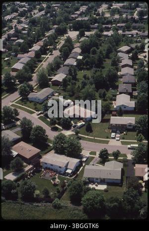 Vista aerea di una suddivisione abitativa non identificata, che mostra le proprietà residenziali e la loro disposizione. Lo sviluppo sembra far parte di un'espansione in corso in un'area suburbana. Foto Stock