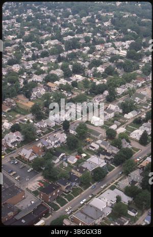 Una vista aerea del 1981 che guarda a nord-ovest sul quartiere di Highland West a Columbus, con North Oakley Avenue, North Wayne Avenue, Violet Street e l'edificio di appartamenti Oakley. Foto Stock