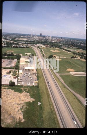 Vista aerea verso nord lungo l'Interstate 71 a sud del centro di Columbus. A sinistra si trova Ryder Truck Rental al 523 di Stimmel Road e a destra si trova Southview Park, al 1300 di Deckenbach Road, ribattezzato Lou Berliner Park nel 1984. Foto Stock