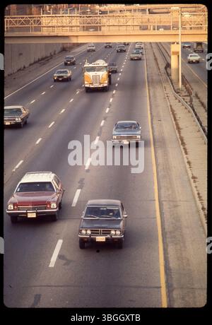 Una sezione non identificata della superstrada mostra quattro corsie di traffico. L'immagine cattura le condizioni tipiche della superstrada urbana in una posizione sconosciuta, con un flusso di traffico intenso. Foto Stock