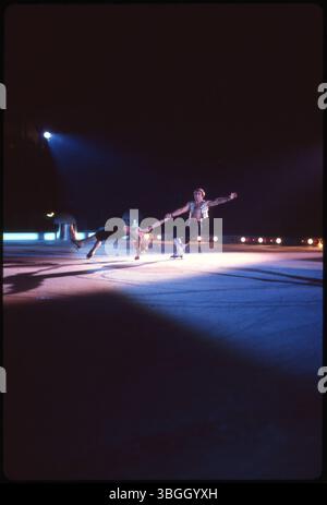 Una coppia di pattinaggio artistico si esibisce all'evento Ice Follies and Holiday on Ice presso l'Ohio State Fairgrounds Coliseum nel 1980. Lo spettacolo presentava pattinatori vincitori della medaglia olimpica, costumi stravaganti e apparizioni di personaggi di Sesame Street in un'atmosfera familiare. Foto Stock