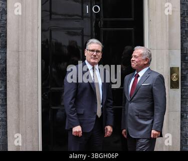 Londra, Regno Unito. 5 giugno 2025. Sir Keir Starmer, primo ministro del Regno Unito, dà il benvenuto a Abdullah II bin al-Hussein, il re di Giordania, al 10 di Downing Street per le riunioni di questo pomeriggio. Crediti: Imageplotter/Alamy Live News Foto Stock