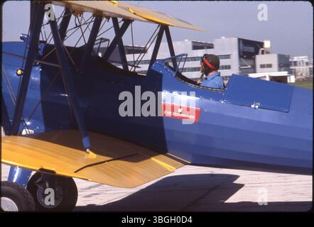 Una vista laterale di un biplano a cabina aperta, parte della serie Waco F, esposto in una mostra aerea nel 1981. La Waco Aircraft Company, con sede a Troy, Ohio, produsse biplani civili dal 1920 al 1947. Foto Stock