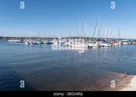 Naviga e naviga in motoscafo a Marina, Tayport, Fife, Scozia Foto Stock