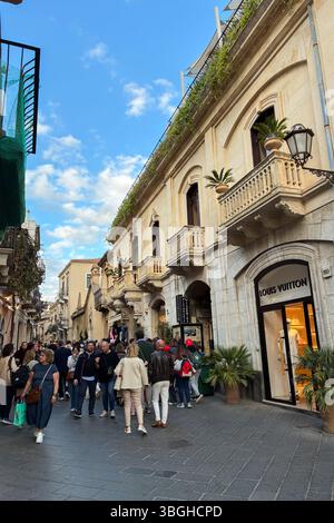 Negozio Louis Vuitton vicino a Piazza IX aprile a Taormina, Sicilia Foto Stock