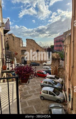 Panorama di Palermo con barca a vela all'orizzonte Foto Stock