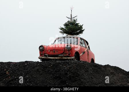 Natale sta arrivando! Un albero di Natale su una vecchia macchina Trabant Foto Stock