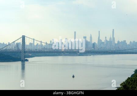Il George Washington Bridge attraversa il fiume Hudson a nord di New York Foto Stock