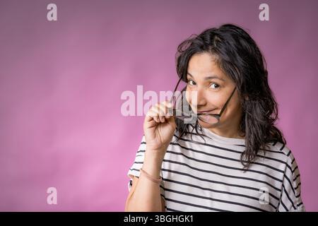 ritratto di una giovane donna ispanica adulta sui 40 anni con gli occhiali. concetto di cura degli occhi e della vista e occhiali da vista Foto Stock