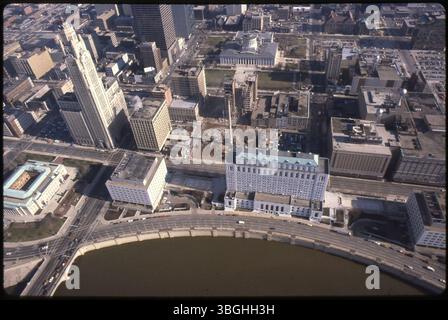 Una vista aerea del centro di Columbus dal 1981 mostra la Neil House, situata al 41 di South High Street, in fase di demolizione. Il fiume Scioto attraversa il fondo, con la South Civic Center Drive sotto di esso. Gli edifici principali visibili includono il Municipio di Columbus, 90 West Broad Street e la Leveque Tower. Foto Stock