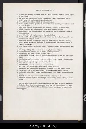 L'annuario della Trenton High School del 1957, intitolato "The Trojan", offre uno sguardo sulla vita studentesca, gli eventi e la facoltà dell'anno. Questo annuario mostra fotografie di gruppi di classe, club, squadre sportive e varie attività scolastiche, offrendo un'istantanea storica della comunità delle scuole superiori durante quel periodo. Foto Stock