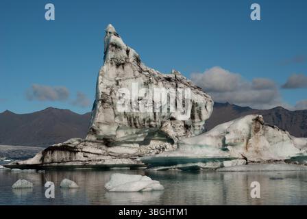 L'incredibile laguna del ghiacciaio Jökulsárlón, dove gli iceberg galleggianti si spostano pacificamente attraverso le acque cristalline sotto i torreggianti ghiacciai. Foto Stock