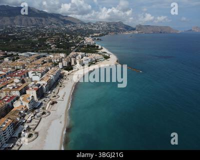 Vista della Costa Blanca dal mare vicino ad Altea, che mostra la miscela di paesaggio urbano costiero, edifici bianchi e costa mediterranea Foto Stock