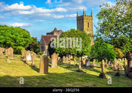 St Leonard's Church e vista sul cimitero di Hythe, Kent, Regno Unito, illuminato dalla calda luce del sole Foto Stock
