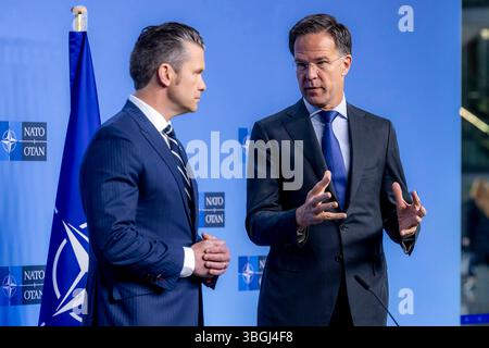 Bruxelles, Belgio. 5 giugno 2025. Il Segretario generale della NATO Mark Rutte (R) interviene durante una conferenza stampa congiunta tenuta con il Segretario alla difesa degli Stati Uniti Pete Hegseth durante la riunione dei Ministri della difesa della NATO presso la sede della NATO a Bruxelles, Belgio, giovedì 5 giugno 2025. Foto di NATO/UPI Credit: UPI/Alamy Live News Foto Stock