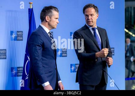 Bruxelles, Belgio. 5 giugno 2025. Il Segretario generale della NATO Mark Rutte (R) e il Segretario alla difesa degli Stati Uniti Pete Hegseth intervengono durante una conferenza stampa congiunta durante la riunione dei Ministri della difesa della NATO presso la sede della NATO a Bruxelles, Belgio, giovedì 5 giugno 2025. Foto di NATO/UPI Credit: UPI/Alamy Live News Foto Stock