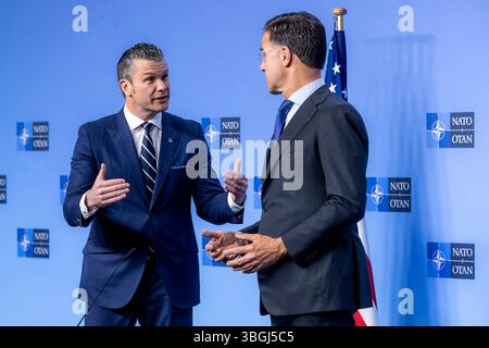 Bruxelles, Belgio. 5 giugno 2025. Il Segretario generale della NATO Mark Rutte (R) e il Segretario alla difesa degli Stati Uniti Pete Hegseth intervengono durante una conferenza stampa congiunta durante la riunione dei Ministri della difesa della NATO presso la sede della NATO a Bruxelles, Belgio, giovedì 5 giugno 2025. Foto di NATO/UPI Credit: UPI/Alamy Live News Foto Stock