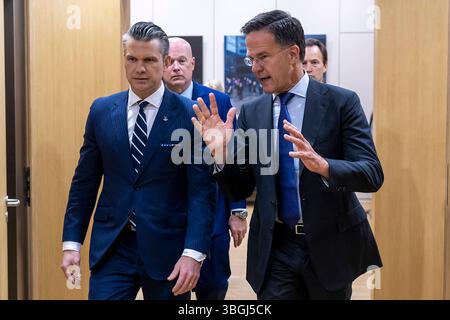 Bruxelles, Belgio. 5 giugno 2025. Il Segretario generale della NATO Mark Rutte (L) e il Segretario alla difesa degli Stati Uniti Pete Hegseth parlano dopo una conferenza stampa congiunta durante la riunione dei Ministri della difesa della NATO presso la sede della NATO a Bruxelles, Belgio, giovedì 5 giugno 2025. Foto di NATO/UPI Credit: UPI/Alamy Live News Foto Stock