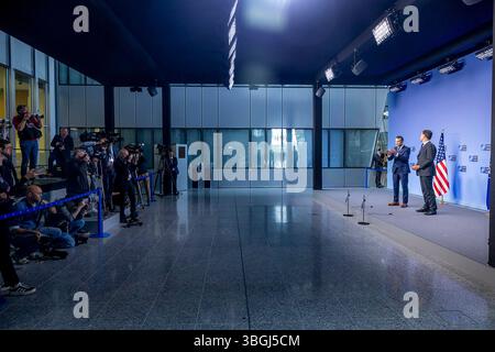 Bruxelles, Belgio. 5 giugno 2025. Il Segretario alla difesa DEGLI STATI UNITI Pete Hegseth interviene durante una conferenza stampa congiunta con il Segretario generale della NATO Mark Rutte durante la riunione dei Ministri della difesa della NATO presso la sede della NATO a Bruxelles, Belgio, giovedì 5 giugno 2025. Foto di NATO/UPI Credit: UPI/Alamy Live News Foto Stock