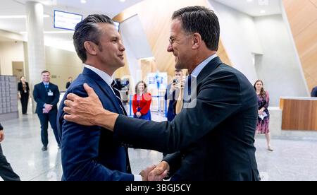 Bruxelles, Belgio. 5 giugno 2025. Il Segretario generale della NATO Mark Rutte (R) e il Segretario alla difesa degli Stati Uniti Pete Hegseth stringono la mano dopo una conferenza stampa congiunta durante la riunione dei Ministri della difesa della NATO presso la sede della NATO a Bruxelles, Belgio, giovedì 5 giugno 2025. Foto di NATO/UPI Credit: UPI/Alamy Live News Foto Stock