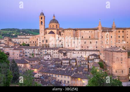 Vista al crepuscolo della storica città di Urbino, Marche, Italia Foto Stock