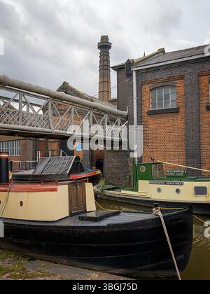 Ellesmere Port, Cheshire, Regno Unito, 05-31-2025: Museo nazionale dei corsi d'acqua. Canale storico con barche colorate e sfondo industriale. Foto Stock