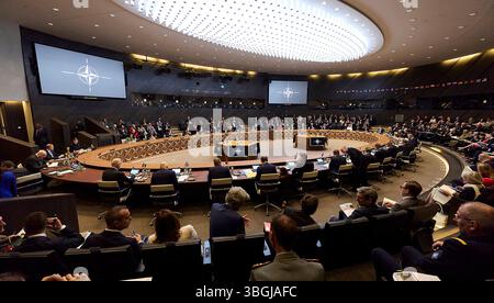 Bruxelles, Belgio. 5 giugno 2025. Una visione generale della riunione dei ministri della difesa presso la sede della NATO a Bruxelles, Belgio, giovedì 5 giugno 2025. Il segretario generale della NATO Mark Rutte sta presiedendo una riunione dei ministri della difesa della NATO, con un programma incentrato sulla sicurezza di più risorse, forze e capacità per attuare piani di difesa in futuro. Foto di NATO/UPI Credit: UPI/Alamy Live News Foto Stock